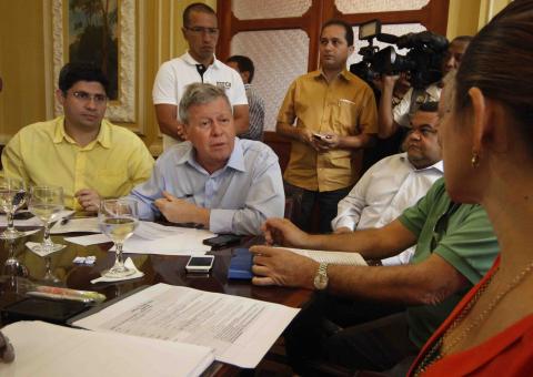 Artur apresenta projetos para construção de centos populares de compras